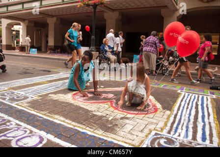 13 octobre 2012 San Antonio, Texas, USA - Les enfants créent de l'art au cours de l'Assemblée artpace craie jusqu'événement sur Houston street dans le centre-ville de San Antonio. Banque D'Images