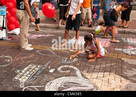 13 octobre 2012 San Antonio, Texas, USA - Les enfants créent de l'art au cours de l'Assemblée artpace craie jusqu'événement sur Houston street dans le centre-ville de San Antonio. Banque D'Images