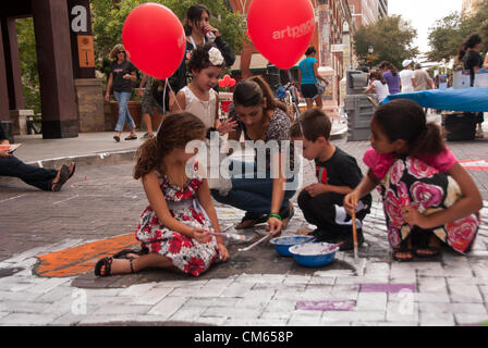 13 octobre 2012 San Antonio, Texas, USA - Les enfants créent de l'art au cours de l'Assemblée artpace craie jusqu'événement sur Houston street dans le centre-ville de San Antonio. Banque D'Images