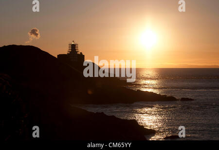 14 octobre 2012 - lever du soleil d'automne - Swansea - UK : Lever du Soleil à l'Mumbles Swansea près de phare aujourd'hui. L'échafaudage autour de la structure est à voir avec le fait qu'il est à peindre. Banque D'Images