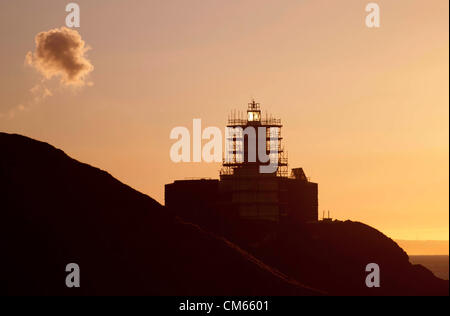 14 octobre 2012 - lever du soleil d'automne - Swansea - UK : Lever du Soleil à l'Mumbles Swansea près de phare aujourd'hui. L'échafaudage autour de la structure est à voir avec le fait qu'il est à peindre. Banque D'Images