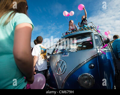 Dimanche 14 Oct Aberystwyth Wales UK Un convoi de 23 voitures et camping-car Volkswagen classique , avec une très rare 1960 Samba camping-d'une valeur de plus de 100 000 €, du sud du Pays de Galles est descendu en convoi sur la promenade à Aberystwyth pour montrer mon soutien pour la campagne et pour aider à amasser des fonds pour la recherche des bénévoles. Avril Jones Banque D'Images