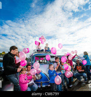 Dimanche 14 Oct Aberystwyth Wales UK Un convoi de 23 voitures et camping-car Volkswagen classique , avec une très rare 1960 Samba camping-d'une valeur de plus de 100 000 €, du sud du Pays de Galles est descendu en convoi sur la promenade à Aberystwyth pour montrer mon soutien pour la campagne et pour aider à amasser des fonds pour la recherche des bénévoles. Avril Jones Banque D'Images