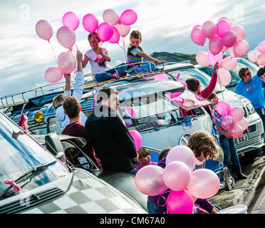 Dimanche 14 Oct Aberystwyth Wales UK Un convoi de 23 voitures et camping-car Volkswagen classique , avec une très rare 1960 Samba camping-d'une valeur de plus de 100 000 €, du sud du Pays de Galles est descendu en convoi sur la promenade à Aberystwyth pour montrer mon soutien pour la campagne et pour aider à amasser des fonds pour la recherche des bénévoles. Avril Jones Banque D'Images