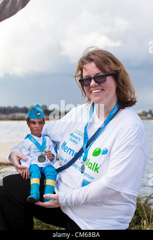 Caractère Thunderbirds Virgil Tracy avec Alzheimers Society charity 'mémoire' walker à Eton Dorny Lake à Windsor. Jamie Anderson, fils de Gerry Anderson Thunderbirds créateur, prend part à la marche parrainée le samedi à l'appui de son père qui l'a révélé dans l'été, il était atteint de la maladie d'Alzheimer. Les marionnettes Virgile et membres de Fanderson, la reconnaissance officielle de la société a accompli, s'est joint à d'autres marcheurs 'Mémoire' à l'appui de l'organisme de bienfaisance, à quelques 16km autour du Centre olympique d'aviron. Banque D'Images