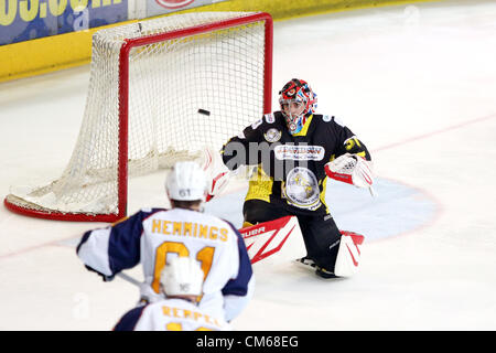 13.10.12 - Surrey Guildford, Royaume-Uni Les flammes Iceh Hockey Club a perdu 4-2 à la Manchester Phoenix à la Guildford Spectrum. Photo montre Steve Fone en gardant un œil sur la rondelle dans le filet de Manchester. Banque D'Images