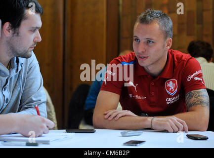 Joueur de football Tchèque Michal Kadlec (à droite) rencontre la presse avant match de Coupe du Monde contre la Bulgarie. Michal Kadlec est vu à Prague, République tchèque, le 14 octobre 2012. (Photo/CTK Michal Kamaryt) Banque D'Images