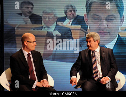 De gauche à droite : M. Bohuslav Sobotka, président du CSSD, sociaux-démocrates, Vojtech Filip, président du KSCM, Parti communiste de Bohême et Moravie discuter dans la période post-électorale programme Télévision Tchèque Questions de Václav Moravec à Prague, République tchèque le 14 octobre 2012. (Photo/CTK Michal Krumphanzl) Banque D'Images