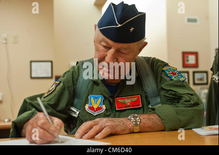 United States Air Force à la retraite Brig. Le général Chuck Yeager, 89, avant de monter à bord d'un F-15D'avions de chasse de l'Aigle pour célébrer le 65e anniversaire d'être le premier à franchir le mur du son le 14 octobre 2012, à Nellis Air Force Base, au Nevada. En 1947 Yeager a brisé le mur du son dans une fusée Bell XS-1 plan de recherche nommé Glamorous Glennis. Banque D'Images