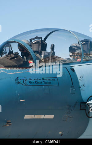 United States Air Force à la retraite Brig. Le général Chuck Yeager, 89, avec le capitaine pilote de l'Armée de l'air David Vincent taxi pour décoller dans un F-15D'avions de chasse de l'Aigle pour célébrer le 65e anniversaire d'être le premier à franchir le mur du son le 14 octobre 2012, à Nellis Air Force Base, au Nevada. En 1947 Yeager a brisé le mur du son dans une fusée Bell XS-1 plan de recherche nommé Glamorous Glennis. Banque D'Images