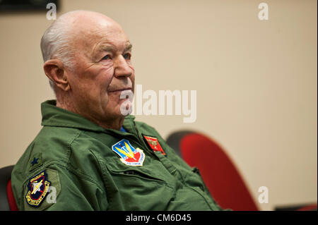 United States Air Force à la retraite Brig. Le général Chuck Yeager, 89, avant de monter à bord d'un F-15D'avions de chasse de l'Aigle pour célébrer le 65e anniversaire d'être le premier à franchir le mur du son le 14 octobre 2012, à Nellis Air Force Base, au Nevada. En 1947 Yeager a brisé le mur du son dans une fusée Bell XS-1 plan de recherche nommé Glamorous Glennis. Banque D'Images