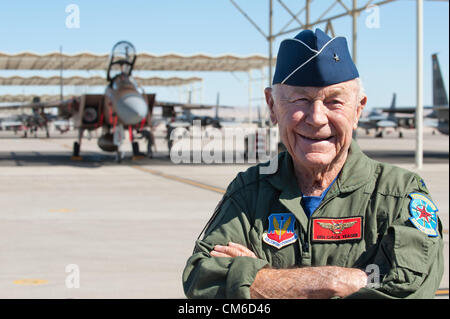 United States Air Force à la retraite Brig. Le général Chuck Yeager, 89, sourire après un vol dans un F-15D'avions de chasse de l'Aigle pour célébrer le 65e anniversaire d'être le premier à franchir le mur du son le 14 octobre 2012, à Nellis Air Force Base, au Nevada. En 1947 Yeager a brisé le mur du son dans une fusée Bell XS-1 plan de recherche nommé Glamorous Glennis. Banque D'Images