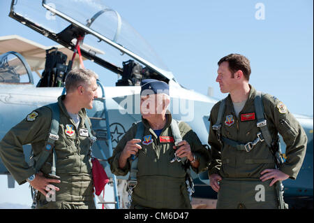 United States Air Force à la retraite Brig. Le général Chuck Yeager, 89, avec le capitaine pilote de l'Armée de l'air David Vincent (à droite) et le colonel Pete Ford après un vol à bord d'un F-15D'avions de chasse de l'Aigle pour célébrer le 65e anniversaire d'être le premier à franchir le mur du son le 14 octobre 2012, à Nellis Air Force Base, au Nevada. En 1947 Yeager a brisé le mur du son dans une fusée Bell XS-1 plan de recherche nommé Glamorous Glennis. Banque D'Images