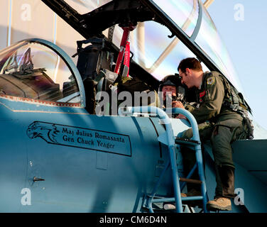 United States Air Force à la retraite Brig. Le général Chuck Yeager, 89, avec le capitaine pilote de l'Armée de l'air David Vincent se préparent pour leur vol à bord d'un F-15D'avions de chasse de l'Aigle pour célébrer le 65e anniversaire d'être le premier à franchir le mur du son le 14 octobre 2012, à Nellis Air Force Base, au Nevada. En 1947 Yeager a brisé le mur du son dans une fusée Bell XS-1 plan de recherche nommé Glamorous Glennis. Banque D'Images