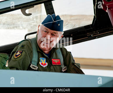 United States Air Force à la retraite Brig. Le général Chuck Yeager, 89, dans le cockpit d'un F-15D'avions de chasse de l'Aigle pour célébrer le 65e anniversaire d'être le premier à franchir le mur du son le 14 octobre 2012, à Nellis Air Force Base, au Nevada. En 1947 Yeager a brisé le mur du son dans une fusée Bell XS-1 plan de recherche nommé Glamorous Glennis. Banque D'Images