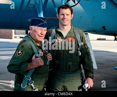 United States Air Force à la retraite Brig. Le général Chuck Yeager, 89, avec le capitaine pilote de l'Armée de l'air David Vincent avant de monter à bord d'un F-15D'avions de chasse de l'Aigle pour célébrer le 65e anniversaire d'être le premier à franchir le mur du son le 14 octobre 2012, à Nellis Air Force Base, au Nevada. En 1947 Yeager a brisé le mur du son dans une fusée Bell XS-1 plan de recherche nommé Glamorous Glennis. Banque D'Images