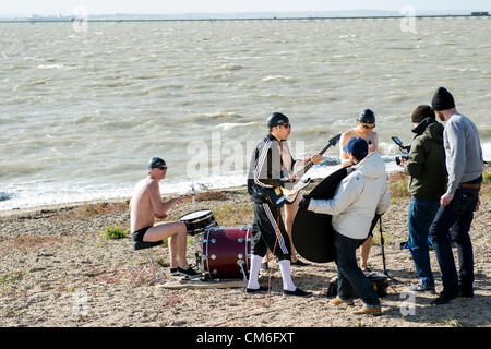 16 octobre 2012, Southend, Essex, Royaume-Uni. Malgré les forts vents, les Blues huit cycles filmer une vidéo rapide pour l'un de leurs morceaux, Channel Swimmer sur la plage à Southend on Sea, Essex, juste en maillot de bain. Banque D'Images