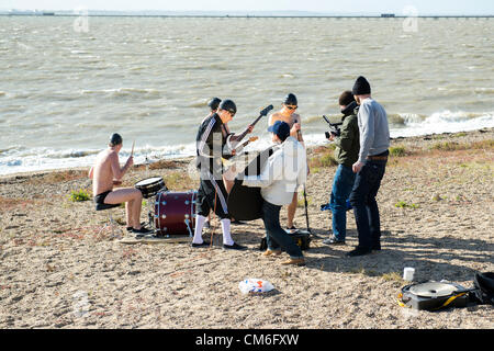 16 octobre 2012, Southend, Essex, Royaume-Uni. Malgré les forts vents, les Blues huit cycles filmer une vidéo rapide pour l'un de leurs morceaux, Channel Swimmer sur la plage à Southend on Sea, Essex, juste en maillot de bain. Banque D'Images