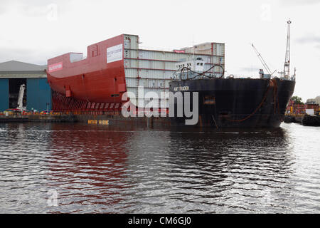 BAE Systems Shipyard, Govan, Glasgow, mardi 16 octobre 2012. Une section complète de la coque du porte-avions HMS Queen Elizabeth est chargée sur la barge AMT Trader sur la rivière Clyde Banque D'Images