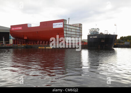 BAE Systems Shipyard, Govan, Glasgow, mardi 16 octobre 2012. Une section complète de la coque du porte-avions HMS Queen Elizabeth est chargée sur la barge AMT Trader sur la rivière Clyde Banque D'Images