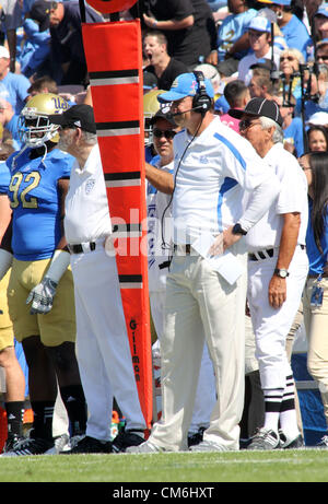 13 décembre 2012 - Los Angeles, Californie, USA - UCLA Entraîneur Jim Mora conserve un oeil attentif pendant le concours à l'encontre de l'UCLA en visitant l'Utah Utes 21 - 14 dans le CIP 12 jouer au Rose Bowl de Pasadena, CA 13 octobre 2012. (Crédit Image : © Burt Harris/Prensa Internacional/ZUMAPRESS.com) Banque D'Images