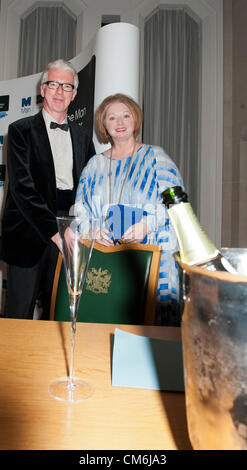 Hilary Mantel gagnant du Man Booker Prize 2012 pour faire apparaître les corps avec le président des juges Sir Peter Stothard au Guildhall de Londres, 16 octobre 2012. Banque D'Images