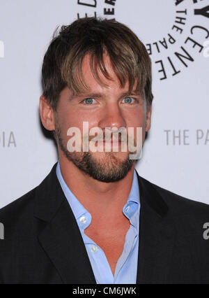 16 octobre 2012 - Los Angeles, Californie, États-Unis - Zachary Knighton arrive pour un soir avec 'Happy Endings' et 'Don't Trust le B dans l'appartement 23' à l'Paley Center for Media. (Crédit Image : © Lisa O'Connor/ZUMAPRESS.com) Banque D'Images