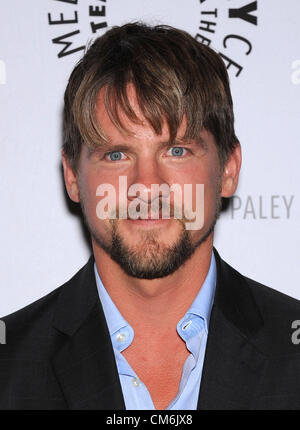 16 octobre 2012 - Los Angeles, Californie, États-Unis - Zachary Knighton arrive pour un soir avec 'Happy Endings' et 'Don't Trust le B dans l'appartement 23' à l'Paley Center for Media. (Crédit Image : © Lisa O'Connor/ZUMAPRESS.com) Banque D'Images