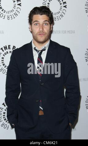 16 octobre 2012 - Los Angeles, Californie, États-Unis - Adam Pally assiste à une soirée avec ''Happy ends'' et ''Don't Trust le B....En Vacances 23'' le 16 octobre 2012 au Paley Center for Media, Los Angeles,CA.USA.(Image Crédit : © TLeopold ZUMAPRESS.com)/Photos/Globe Banque D'Images