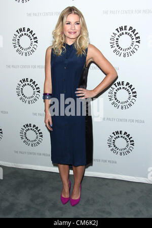 16 octobre 2012 - Los Angeles, Californie, États-Unis - Elisha Cuthbert assiste à une soirée avec ''Happy ends'' et ''Don't Trust le B....En Vacances 23'' le 16 octobre 2012 au Paley Center for Media, Los Angeles,CA.USA.(Image Crédit : © TLeopold ZUMAPRESS.com)/Photos/Globe Banque D'Images