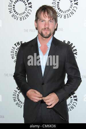 16 octobre 2012 - Los Angeles, Californie, États-Unis - Zachary Knighton assiste à une soirée avec ''Happy ends'' et ''Don't Trust le B....En Vacances 23'' le 16 octobre 2012 au Paley Center for Media, Los Angeles,CA.USA.(Image Crédit : © TLeopold ZUMAPRESS.com)/Photos/Globe Banque D'Images