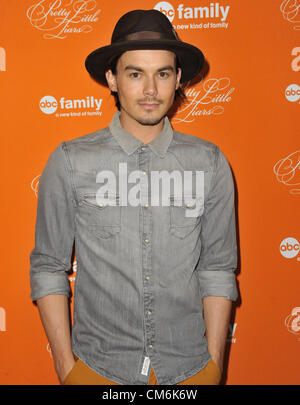 16 octobre 2012 - Los Angeles, Californie, États-Unis - Tyler Blackburn assistant à la projection de l'épisode spécial Halloween ABC Family's hit série originale de ''Pretty Little Liars'' qui s'est tenue au Hollywood Forever Cemetery à Hollywood, Californie le 16 octobre 2012. Crédit Image : 2012(© D. Long/Globe Photos/ZUMAPRESS.com) Banque D'Images