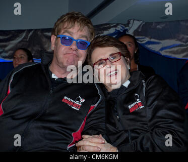 16 octobre 2012 - Pittsburgh, Pennsylvanie, États-Unis - Sir Elton John et Billie Jean King à la 2012 Mylan WTT Smash Hits, un collecteur de stars pour le SIDA. (Crédit Image : © Fred Mullane/ZUMAPRESS.com) Banque D'Images