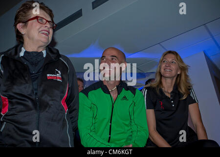 16 octobre 2012 - Pittsburgh, Pennsylvanie, États-Unis - Billie Jean King, Andre Agassi et Steffi GRAF En 2012 Mylan WTT Smash Hits. L'équipe du monde de Mylan Smash Tennis Hits Charity nuit jumelé légendes du jeu avec les étoiles pour un collecteur de stars pour le SIDA. (Crédit Image : © Fred Mullane/ZUMAPRESS.com) Banque D'Images