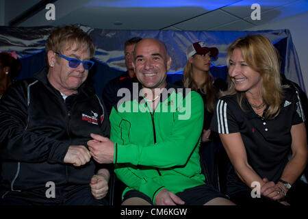 16 octobre 2012 - Pittsburgh, Pennsylvanie, États-Unis d'ASir - Elton John, Andre Agassi et Steffi Graf en 2012 Mylan WTT Smash Hits. L'équipe du monde de Mylan Smash Tennis Hits Charity nuit jumelé légendes du jeu avec les étoiles pour un collecteur de stars pour le SIDA. (Crédit Image : © Fred Mullane/ZUMAPRESS.com) Banque D'Images