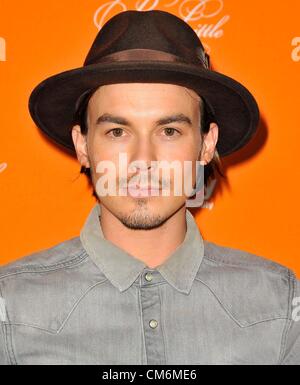 16 octobre 2012 - Los Angeles, Californie, États-Unis - Tyler Blackburn assistant à la projection de l'épisode spécial Halloween ABC Family's hit série originale de ''Pretty Little Liars'' qui s'est tenue au Hollywood Forever Cemetery à Hollywood, Californie le 16 octobre 2012. Crédit Image : 2012(© D. Long/Globe Photos/ZUMAPRESS.com) Banque D'Images