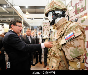 Prague, République tchèque. 17 octobre 2012. Le ministre de la défense tchèque Alexandr Vondra ouvre de soldat du futur exposition militaire international à Prague, en République tchèque, le 17 octobre 2012. L'exposition se concentre sur la promotion de la technologie en matière de défense et de sécurité. (Photo/CTK Stanislav Zbynek) Banque D'Images