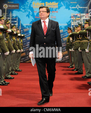 Prague, République tchèque. 17 octobre 2012. Le ministre de la défense tchèque Alexandr Vondra ouvre de soldat du futur exposition militaire international à Prague, en République tchèque, le 17 octobre 2012. L'exposition se concentre sur la promotion de la technologie en matière de défense et de sécurité. (Photo/CTK Stanislav Zbynek) Banque D'Images