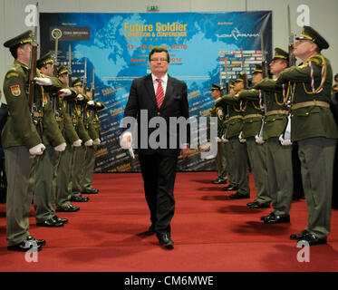 Prague, République tchèque. 17 octobre 2012. Le ministre de la défense tchèque Alexandr Vondra ouvre de soldat du futur exposition militaire international à Prague, en République tchèque, le 17 octobre 2012. L'exposition se concentre sur la promotion de la technologie en matière de défense et de sécurité. (Photo/CTK Stanislav Zbynek) Banque D'Images