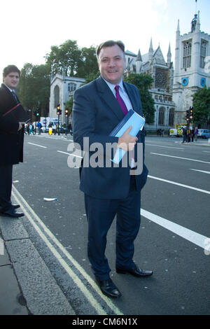 17 octobre 2012. Westminster London UK. Ed Balls quitte la Chambre des communes après Questions au Premier Ministre. Ed Balls occupe le poste de ministre des Finances et un membre du parti travailliste de Morley et Outwood. Credit : amer ghazzal / Alamy Live News Banque D'Images