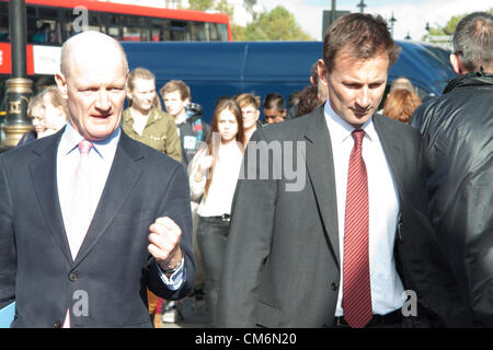 17 octobre 2012. Westminster London UK. MP's David Willets et Jeremy Hunt arrivent à la Chambre des communes pour les questions au premier ministre. David Willets est ministre d'État pour les universités et la science et député conservateur de Havant Hampshire. Jeremy Hunt est secrétaire de la Santé et député conservateur de South West Surrey. Credit : amer ghazzal / Alamy Live News Banque D'Images