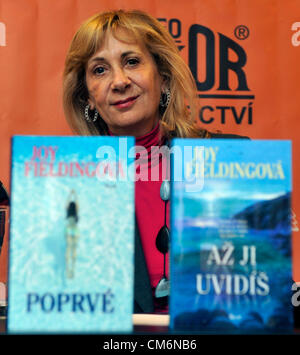 Prague, République tchèque. 17 octobre 2012. L'auteure canadienne Joy Fielding présente son dernier livre appelé maintenant vous voir à Prague, en République tchèque, le 17 octobre 2012. (CTK Photo/Vit Simanek) Banque D'Images