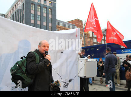 Steve Hedley, secrétaire général adjoint de l'EGI union européenne donne un discours lors de la manifestation. Banque D'Images