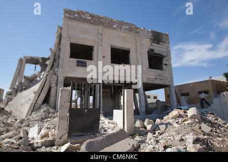 Azaz, la Syrie. 17 octobre 2012. Un homme travaille sur un mur à proximité d'une maison endommagée après un bombardement en MIG A'zaz, la Syrie le 17 octobre 2012. Credit : Remote-software / Alamy Live News Banque D'Images