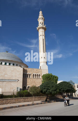 Azaz, la Syrie. 17 octobre 2012. Une moto passe devant une mosquée en bon état près du centre de la ville, dans un'zaz, la Syrie le 17 octobre 2012. Credit : Remote-software / Alamy Live News Banque D'Images