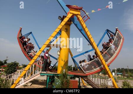 17 octobre 2012 - Gaza, bande de Gaza, territoire palestinien - enfants palestiniens ride une Grande Roue au Al-Bashir amusement park, à la périphérie de la ville de Gaza le 18 octobre 2012 (Crédit Image : © Majdi Fathi/APA Images/ZUMAPRESS.com) Banque D'Images