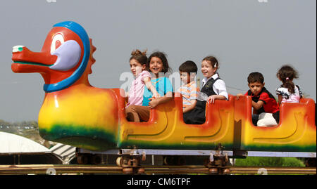 17 octobre 2012 - Gaza, bande de Gaza, territoire palestinien - enfants palestiniens ride une Grande Roue au Al-Bashir amusement park, à la périphérie de la ville de Gaza le 18 octobre 2012 (Crédit Image : © Majdi Fathi/APA Images/ZUMAPRESS.com) Banque D'Images