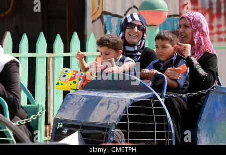 18 oct., 2012 - Gaza, bande de Gaza, territoire palestinien - enfants palestiniens ride une Grande Roue au Al-Bashir amusement park, à la périphérie de la ville de Gaza le 18 octobre 2012 (Crédit Image : © Majdi Fathi/APA Images/ZUMAPRESS.com) Banque D'Images