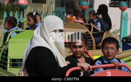 18 oct., 2012 - Gaza, bande de Gaza, territoire palestinien - enfants palestiniens ride une Grande Roue au Al-Bashir amusement park, à la périphérie de la ville de Gaza le 18 octobre 2012 (Crédit Image : © Majdi Fathi/APA Images/ZUMAPRESS.com) Banque D'Images