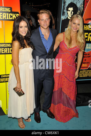 18 oct., 2012 - Los Angeles, Californie, États-Unis - Abigail Spencer, Jonny Weston, Leven Rambin assistant à la première de Los Angeles '' Chasing Mavericks'' qui a eu lieu au Pacific Theatres at the Grove à Los Angeles, Californie le 18 octobre 2012. Crédit Image : 2012(© D. Long/Globe Photos/ZUMAPRESS.com) Banque D'Images